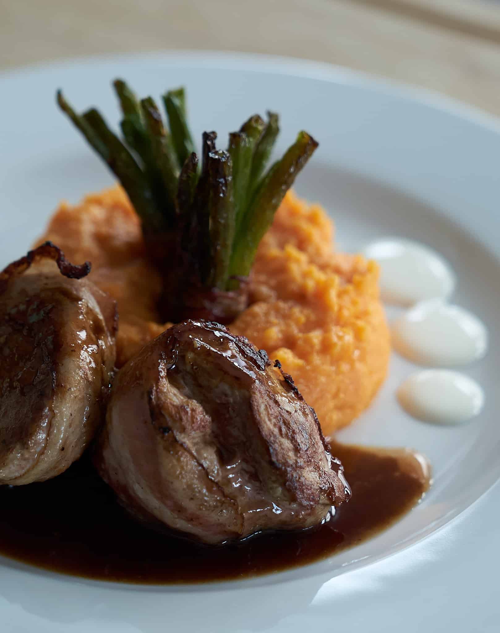 Schweinefilet an Süsskartoffelpüree mit Speckbohnen beim Kochkurs südafrikanisch Schweinefilet an Süsskartoffelpüree mit Speckbohnen beim Kochkurs südafrikanisch