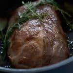 Schweinebraten in Brühe auf Temperatur bringen