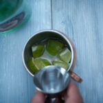Gin und Lime Juice dazufüllen.