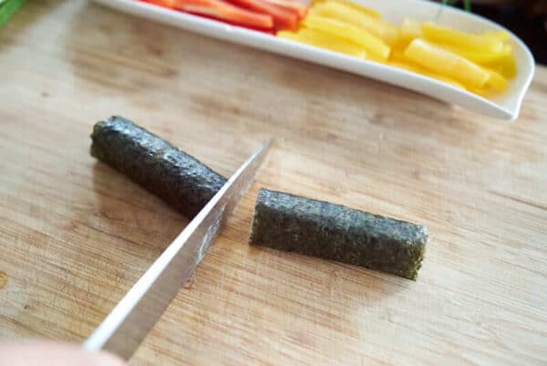 Maki Sushi Rolle in der Mitte teilen