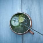 Mit Ginger Beer auffüllen und mit einem Barlöffel aufmischen