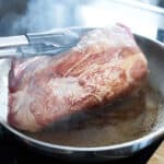 Schweinebraten von allen Seiten goldbraun anbraten