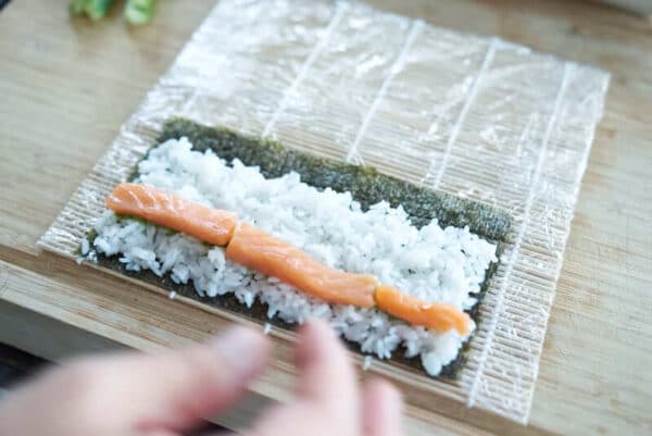 Sushi Füllung auf den Reis platzieren