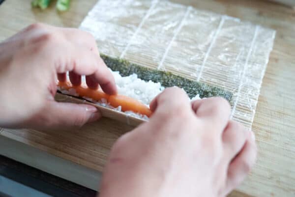 Sushi Rolle in Form bringen Schritt 1 Füllung fixieren