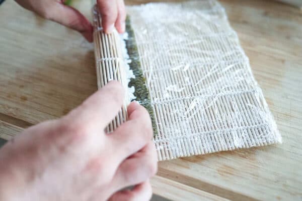 Sushi Rolle in Form bringen Schritt 2 Füllung einmal umschlagen